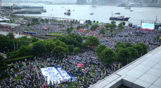 大批市民参加集会。