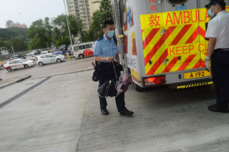 警员将伤者的雨伞带到医院。 蔡楚辉摄