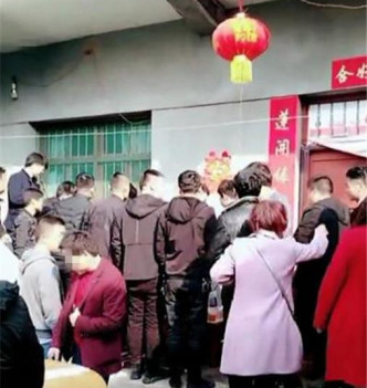 中国内地屡传低俗婚闹，令人没法接受。（网图）