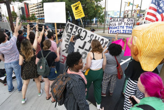 一批群众聚集在酒店门外示威，抗议特朗普到访。AP图片