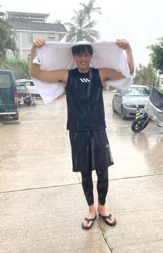 狂風暴雨

拍攝划獨木舟當日，謝高晉又招來「雨神」，突然狂風暴雨。