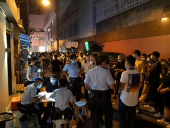 逾200人昨晚涉群聚被票控。警方圖片