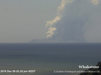 纽西兰北岛怀特岛火山爆发，喷发出高约 3,600 米高火山灰云。AP