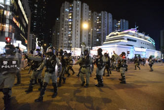 防暴警察與示威者對峙