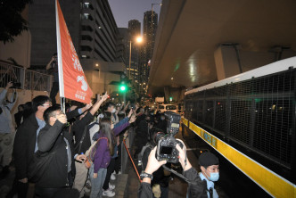 法院外大批支持者声援黄之锋等被判囚三名前香港众志成员。