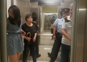民政事務處女職員(左一)與警員帶同1男1女災民入住九龍城社區會堂。