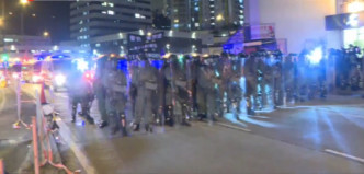 葵涌警署外警察射催淚彈驅散。有線新聞