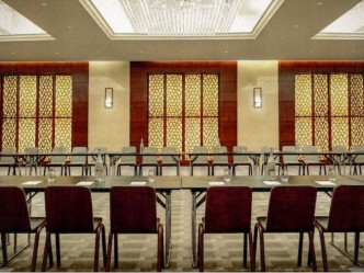 香港逸东酒店于逢星期一至五指定时间开放宴会厅予公众用膳。图片截取自香港逸东酒店官方网站