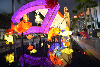 近九十条色彩鲜艳的锦鲤造型彩灯，飞跃在维港。