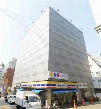 全智贤在2007年购入江南区论岘洞一幢大楼，2015年市值170亿韩圜（港币约1.1亿）。