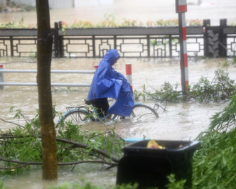 暴風雨導致多區水浸。新華社