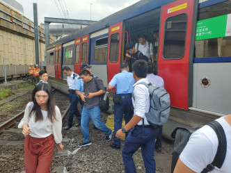 乘客下車逃生。梁國峰攝