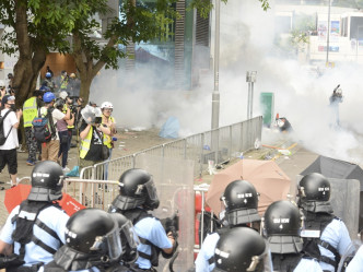 警方首次在反修例示威中施放催淚彈。資料圖片