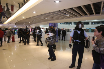 防暴警察进入商场
