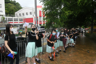 柴湾三校学生自组人链。