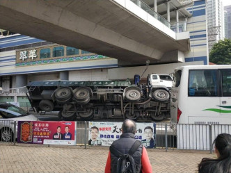 工程车失事翻侧。网民Jack Kwun Yu Chan图片