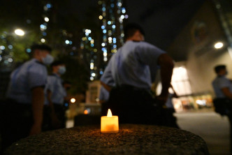 有市民手持烛光在铜锣湾一带悼念。