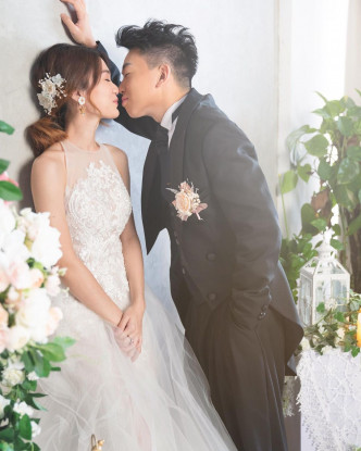 岑珈其去年11月與拍拖5年的圈外女友李桂玫結婚。