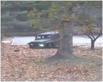 影片可見北韓士兵駕駛吉普車逃往南韓。AP