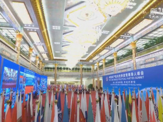 中共總書記習近平在北京以視像方式，出席中國共產黨與世界政黨領導人峰會。新華社影片截圖