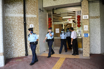 国安处探员到秀茂坪邨秀好楼一单位作拘捕行动。