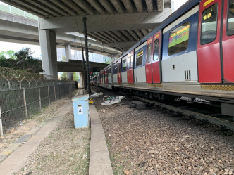 列車車底被外門卡著。港鐵提供