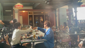 姜濤與AL在玻璃餐廳歎港女Tea。