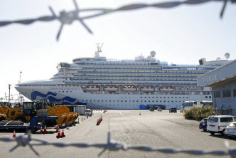 政府派包機接350名在「鑽石公主號」郵輪上的港人返港。AP
