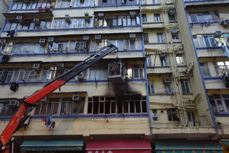 工人用吊臂车拆除危险位置。