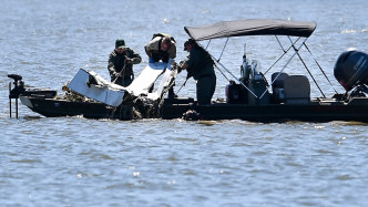 搜求人員找到部分飛機殘骸及人體殘肢。