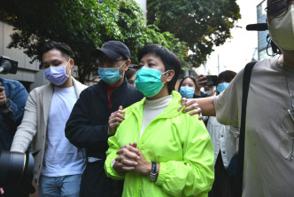 黄碧云离开羁留室由家人接回家。