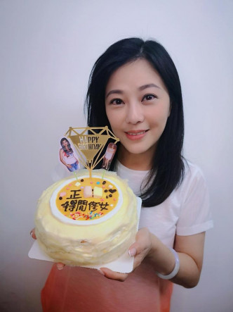 刘小慧捧住个写住「得闲修女」的生日蛋糕。fb