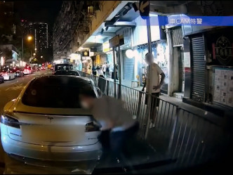 3）男子俯衝向前撞向自己的私家車。