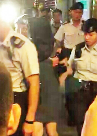 警員拘捕涉案四男一女。