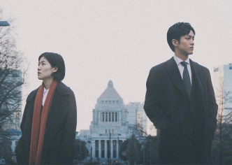 电影版《新闻记者》由日本男演员松坂桃李与韩星沈恩敬担纲主演。
