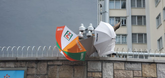 示威者以雨傘阻擋天眼。