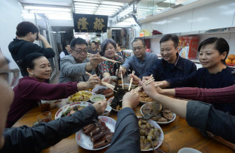 上环裕隆海味店于60年代经营，每逢年初二，皆会齐集员工食开年饭，传统至今已坚持达52年。