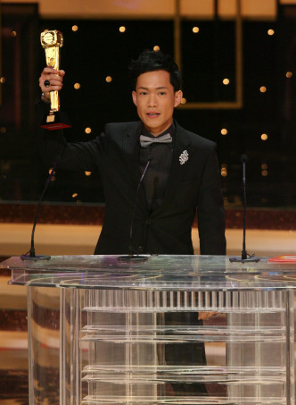 2009年时敖嘉年获「飞跃进步男艺员」，夺奖后台上感言，心情紧张。