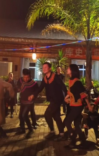 李亚鹏入乡随族与女友跳民族舞。