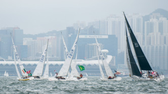 愈九十支不同民族的船隊於維港乘風破浪。相片由香港遊艇會提供