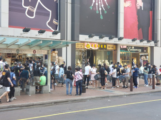 在众安街分店外，中午时分排有准备购物的人龙。