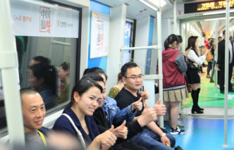 廣州市民率先試搭中國很贊列車。網上圖片