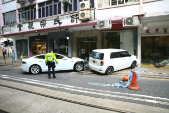 電動車與豐田私家車相撞後剷上行人路。