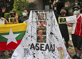 有示威者在耶加达进行抗议，声援缅甸反政变示威。AP图