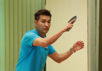 藍隊的展鵬是前香港乒乓球隊成員。