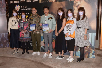 城城与导演黄庆勋及保良局主席何超凤等出席慈善特别场。