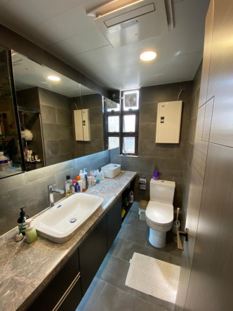浴室设大镜，方便梳洗及整理仪容。