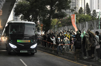 法院外大批支持者包围囚车声援及送别黄之锋等被判囚三名前香港众志成员。