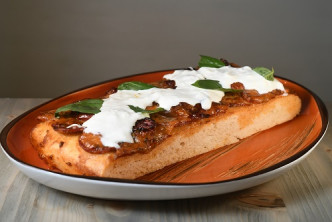 辣肉腸薄餅 $78
發酵過的麵團鬆化有彈性，加意式辣肉腸、芝士及番茄醬，是西西里經典口味。