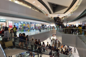 旅客紛紛把握最後機會，到鄰近港鐵東涌站的東薈城商場購物。
